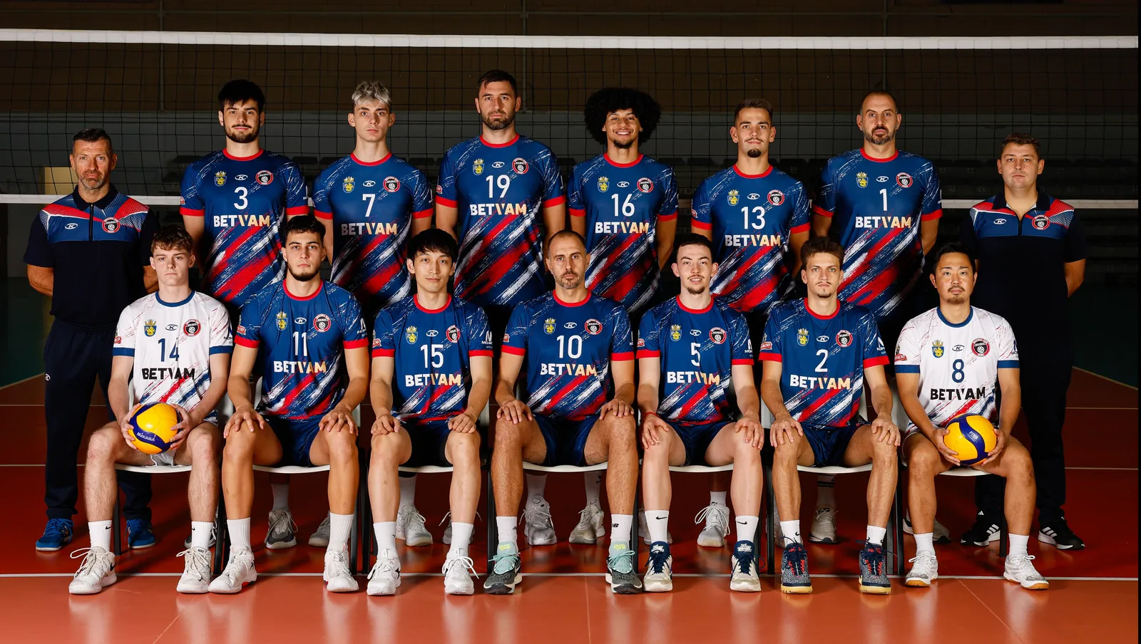 Групова снимка на отбора Дея Спорт: играчите и треньорите пред мрежата